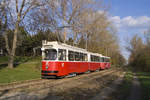 Am 6. April 2010 ist E2 4076 + c5 1476 als Linie 67 zwischen den Haltestellen Per-Albin-Hansson-Siedlung Ost und Rothneusiedl unterwegs. 