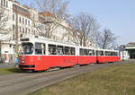 Die Garnitur bestehend aus E2 4321 und Beiwagen c5 1477 war am 23.02.2021 auf der Linie 18 unterwegs und wurde von mir unweit der Station Margaretengürtel fotografiert, im Hintergrund zu sehen