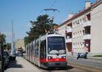 Ulf B1 736 hat soeben die Endstelle Strebersdorf verlassen und fährt durch die Rußbergstaße Richtung Süden. (04.06.2021)