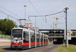 Ulf B1 729 hat in der Erzherzog Karl Straße soeben die Ostbahnunterführung verlassen und macht sich nun auf den Weg nach Floridsdorf.