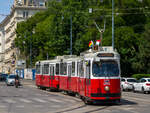 Wiener Linien     E2 4056 + 1456 als Linie 2 beim Parlament, 01.06.2021 