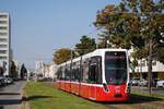 Tw.322 nähert sich in der Simmeringer Hauptstraße der Haltestelle Weißenböckstraße. (09.10.2021)