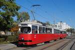 E1 4844 + c4 1336 verlassen als Linie 30 nach Floridsdorf die Haltestelle Hanreitergasse. Von den ursprünglich 338 gelieferten Fahrzeugen der Reihe E1 verkehren zur Zeit nur mehr zehn Wagen auf den Linien 26 und 30, die im nächsten Jahr durch Niederflurwagen der Reihe  Flexity  ersetzt werden sollen. (25.10.2021)