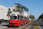 E1 4784 + c4 1328 als Linie 30 bei der Einfahrt in die Haltestelle Empergergasse. (25.10.2021)