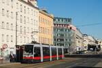 ULF A1 84 der Linie 62 bei der Einfahrt in die Haltestelle Dörfelstraße. (07.01.2022)