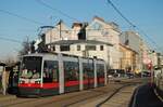 ULF A1 75 als Linie 62 nach Lainz in der Haltestelle Bahnhof Meidling. (07.01.2022)