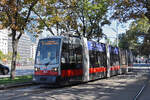 Siemens ULF Tram Nr.800, auf der Linie 1, fährt zur Haltestelle am Schwedenplatz.