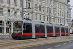 Siemens ULF Tram 651, auf der Linie 71, fährt durch den Rennweg. Die Aufnahme stammt vom 31.08.2022.