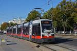 Siemens ULF Tram 625, auf der Linie 1, fährt am 29.08.2022 beim Parlament vorbei.