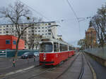 Am 06.04.2022 verließ E2 4324 mit Beiwagen c5 1478 die Haltestelle Windtenstraße unweit des Wasserturm Favoriten. Der Zug war auf dem Weg vom Stefan-Fadinger-Platz zur Hauptallee im Prater.