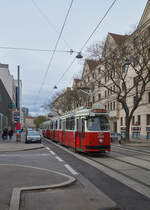 Noch gehören die E2-c5-Züge auf der Linie 6 zum gewohnten Bild. Am 05.04.2022 war E2 4085 mit c5 1485, unweit der Haltestelle Bernhardtstalgasse in der Quellenstraße im 10. Wiener Gemeindebezirk Favoriten, auf dem Weg zur Geiereckstraße.