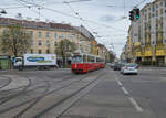 Am 05.04.2022 war der E2-c5-Zug, bestehend aus E2 4083 und c5 1483 auf der Linie 6 in Richtung Burggasse unterwegs.