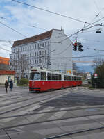 Am 05.04.2022 war der E2-c5-Zug aus E2 4319 und c5 1487 als Linie 1 auf dem Weg von der Prater Hauptallee zum Stefan-Fadinger-Platz im 10. Wiener Gemeindebezirk Favoriten. Gerade hat der Zug die Haltestelle Knöllgasse verlassen und hat nur noch wenige Haltestellen bis zum Ziel vor sich.