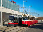 Wien. Der ULF 726 sowie der E2 4073 stehen hier am 16.02.2024 als Linie 26 nach Strebersdorf.