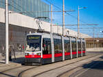 Wien. Am 16.02.2024 steht der ULF 726 hier in der Schleife Hausfeldstraße.