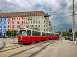 Wien. Der E2-Triebwagen 4015 erreicht hier am 21.05.2024 die Haltestelle  Quartier Belvedere  als Linie D.