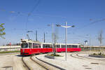 Am 23. April 2025 erreicht die Garnitur aus E2 4005 und c5 1509 aus Strebersdorf, Meriangasse kommend gerade die Enstation Aspern Nord, Nelson-Mandela-Platz. 