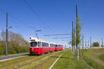 Die Linie 27 ist derzeit die  j�ngste  Stra�enbahnlinie in Wien, der Betrieb wurde am 6. Oktober 2025 aufgenommen. W�hrend der Auslauf vorwiegend aus Fahrzeugen des Typ ULF B und B1 besteht, kommen an Schultagen auf einzelnen Kursen auch E2 + c5 zum Einsatz. Am 22. April 2026 war unter anderem der Zug 4075 + 1505 unterwegs und konnte hier nahe der Haltestelle Aspern Nord, Mayrederbr�cke fotografiert werden. 