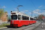 Wien: E2 4321 + c5 1493 als Linie 27 nach Strebersdorf in der Berresgasse beim Verlassen der Haltestelle Scheedgasse. (03.05.2026)