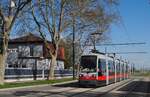 Wien: ULF B1 707 n�hert sich in der Benndorfgasse der Haltestelle Scheedgasse. (03.05.2026)