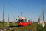 Wien: E2 4321 + c5 1493 als Linie 27 nach Strebersdorf kurz vor der Haltestelle Semolakgasse. (03.05.2026)