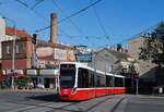 Wien: Tw.332 der Linie 11 �berquert aus der Neilreichgasse kommend die Raxstra�e. (03.05.2026)