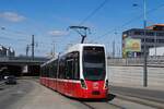 Wien: Tw. 346 der Linie 11 in der Geiselbergstra�e auf dem Weg nach Kaiserebersdorf. (03.05.2026)