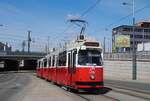 Wien: E2 4316 + c5 1516 als Linie 11 in der Geiselbergstra�e kurz vor der Haltestelle Geiereckstra�e. (03.05.2026)