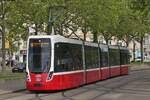 Tram 392, der Wiener Linien, auf der Linie 18 unterwegs, erreicht in K�rze die Haltestelle an der U-Bahnstation Westbahnhof in Wien. 09.05.2026 