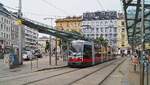 Siemens ULF-B1 741 der Wiener Linien verlässt am 14.08.2020 als Linie D Richtung Absberggasse die Haltestelle Franz-Josefs-Bahnhof.