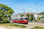 Wien. Die Triebwagen der Reihe E2 sind nach wie vor regelm��ig im Einsatz. Wiener Linien E2 Nr. 4323 am 28. Mai 2026 bei der Harnreitergasse.