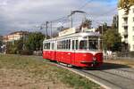 Bei der Haltestelle Margareteng�rtel k�mpfte sich am 10.10.2026 kurz die Sonne durch die Wolken und leuchtet perfekt auf den Wagen des Typs F mitvder Nummer 711.