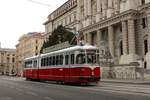 Vor dem Justizpalast am Schmerlingplatz f�hrt am 10.10.2026 der  F  Nummer 711 im Zuge einer Sonderfahrt in Richtung Lerchenfelder Stra�e.