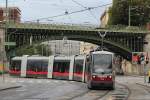 Linie E 704 beim Einbiegen vom Grtel in die Nussdorferstrasse; am 21.07.2011