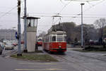 Wien Wiener Stadtwerke-Verkehrsbetriebe (WVB) SL 9 (D1 4310 (Gräf&Stift 1960)) Gürtel / Mariahilfer Straße am 2. November 1975. - Im Hintergrund: SL 18 (E1 4544 (Bombardier-Rotax, vorm. Lohnerwerke in Wien-Floridsdorf, 1975)). - Scan eines Diapositivs. Film: Agfachrome. Kamera: Minolta SRT-101.