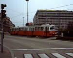 Wien Wiener Linien SL 21 (E1 4681 (SGP 1968) + c3 1221 (Lohnerwerke 1961)) II, Leopoldstadt, Praterstern im März 2000. - Scan eines Diapositivs. Film: Kodak Ektachrome ED-3. Kamera: Leica CL.