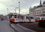 Wien Wiener Stadtwerke-Verkehrsbetriebe (WVB) SL 64 (E2 4301 (Bombardier-Rotax 1977-78) + c5 1447 (Bombardier-Rotax 1980)) Mariahilfer Gürtel / Mariahilfer Straße / Westbahnhof im Dezember 1980. - Scan eines Diapositivs. Film: Kodak Ektachrome. Kamera: Leica CL.