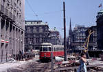 Wien Wiener Stadtwerke-Verkehrsbetriebe (WVB) SL 65 (T2 424 (Lohnerwerke 1956, UB aus T 424)) I, Innere Stadt, Kärntner Straße am 16. Juli 1974. - Die Bauarbeiten für die U1 sind in vollem Gang. - Scan eines Diapositivs. Kamera: Minolta SRT-101.