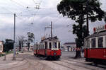 Wien Wiener Stadtwerke-Verkehrsbetriebe (WVB) SL 25 (M 4051 (Simmeringer Waggonfabrik 1928) / M 4019 (Grazer Waggonfabrik 1927)) XXII, Donaustadt, Kagran, Wagramer Straße / Siebeckstraße (/ Betriebsbahnhof Kagran) am 19. Juli 1974. - Scan eines Diapositivs. Film: AGFA CT 18. Kamera: Minolta SRT-101.