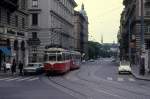 Wien Wiener Stadtwerke-Verkehrsbetriebe (WVB) SL J (L3 454 (Lohnerwerke 1957; Umbau aus L2 2576)) I, Innere Stadt, Stadiongasse / Landesgerichtsstraße im Juli 1975. - Scan eines Diapositivs. Kamera: Minolta SRT-101.