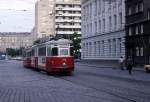 Wien WVB SL 132 (F 719 (SGP 1963)) XX, Brigittenau, Wexstraße im Juli 1975. - Die Gleise links im Bild führen aus dem / in den (Betriebs-)Bahnhof Brigittenau. - Scan eines Diapositivs. Kamera: Minolta SRT-101.