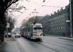 Wien Wiener Stadtwerke-Verkehrsbetriebe (WVB) SL 60 (E1 4532 (Bombardier-Rotax 1973)) XIII, Hietzing, Speising, Speisinger Straße / Winkelbreiten am 2. November 1975. - Scan eines Diapositivs. Kamera: Minolta SRT-101.
