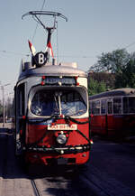 Wien Wiener Stadtwerke-Verkehrsbetriebe (WVB) SL BK (E1) XXII, Donaustadt, Kaisermühlen, Schüttauplatz am 1. Mai 1976. - Die ersten Züge der einzelnen Linien waren am 1. Mai vor dem Betriebsbeginn (bis 1998 um 14 Uhr) vom Personal in den (Betriebs-)Bahnhöfen geschmückt worden. - Scan eines Diapositivs. Kamera: Leica CL.