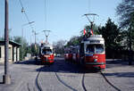 Wien Wiener Stadtwerke-Verkehrsbetriebe (WVB) SL BK (der geschmückte E1) / SL B (E1 4735 (SGP 1971)) XXII, Donaustadt, Kaisermühlen, Schüttauplatz am 1. Mai 1976. - Scan eines Diapositivs. Kamera: Leica CL. 