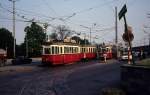 Wien Wiener Stadtwerke-Verkehrsbetriebe (WVB) SL D (T1 414 + m) III, Landstraße / X, Favoriten, Arsenalstraße / Südbahnhof (Abfahrtshaltestelle) am 3. Mai 1976. -  Den T1 414 stellten die Lohnerwerke 1954 her; die T1 wurden von Tw der Reihe T (Waggonfabrik Ringhoffer, Smichow, 1901) umgebaut. - Scan eines Diapositivs. Kamera: Leica CL. 