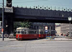 Wien Wiener Stadtwerke-Verkehrsbetriebe (WVB) SL E2 (L(4) 537 (SGP 1961)) IX, Alsergrund, Währinger Straße / Währinger Gürtel / Stadtbahnhof Währinger Straße-Volksoper am 30. April 1976. - Scan eines Diapositivs. Kamera: Leica CL.