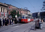 Wien Wiener Stadtwerke-Verkehrsbetriebe (WVB) SL H2 (L(4) 511 (SGP 1960)) I, Innere Stadt / IV, Wieden, Karlsplatz am 1. Mai 1976. - Die Gebäude auf der linken Seite im Bild sind das Künstlerhaus und das Musikvereinsgebäude. - Scan eines Diapositivs. Film: AGFA Agfachrome. Kamera: Leica CL.