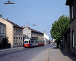 Wien Wiener Stadtwerke-Verkehrsbetriebe (WVB) SL 60 (E1 4520 (Lohnerwerke 1973)) XXIII, Liesing, Rodaun, Ketzergasse am 3. Mai 1976. - Scan eines Diapositivs. Kamera: Leica CL.