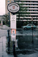 Wien Wiener Stadtwerke-Verkehrsbetriebe (WVB) Allerheiligen-Verkehr 1976: Haltestelle der Zentralfriedhofstraßenbahnlinie 29 in der Wexstraße am 31. Oktober 1976. - Scan eines Diapositivs. Film: Kodak Ektachrome. Kamera: Leica CL.