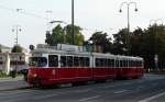 Wiener Strassenbahn (E1 4528) der Linie 1 Richtung Prater Hauptallee in der Nhe der Haltestelle Rathausplatz/Burgtheater, aufgenommen am 15.09.2009.